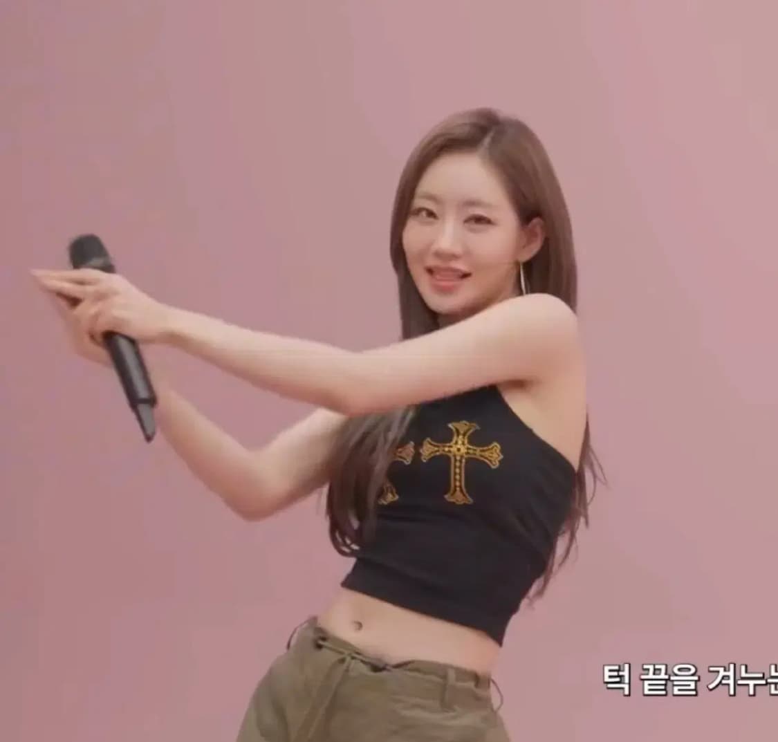 쥴리 착용 > 에세이 홀터넥 블랙 상품이미지1