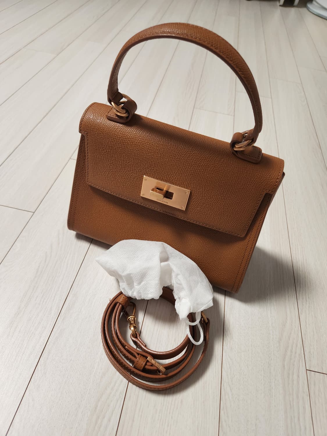 쿠론 스테파니 클래식 미니크로스 백

여성가방/토트백/숄더백/메인소재:  상품이미지1