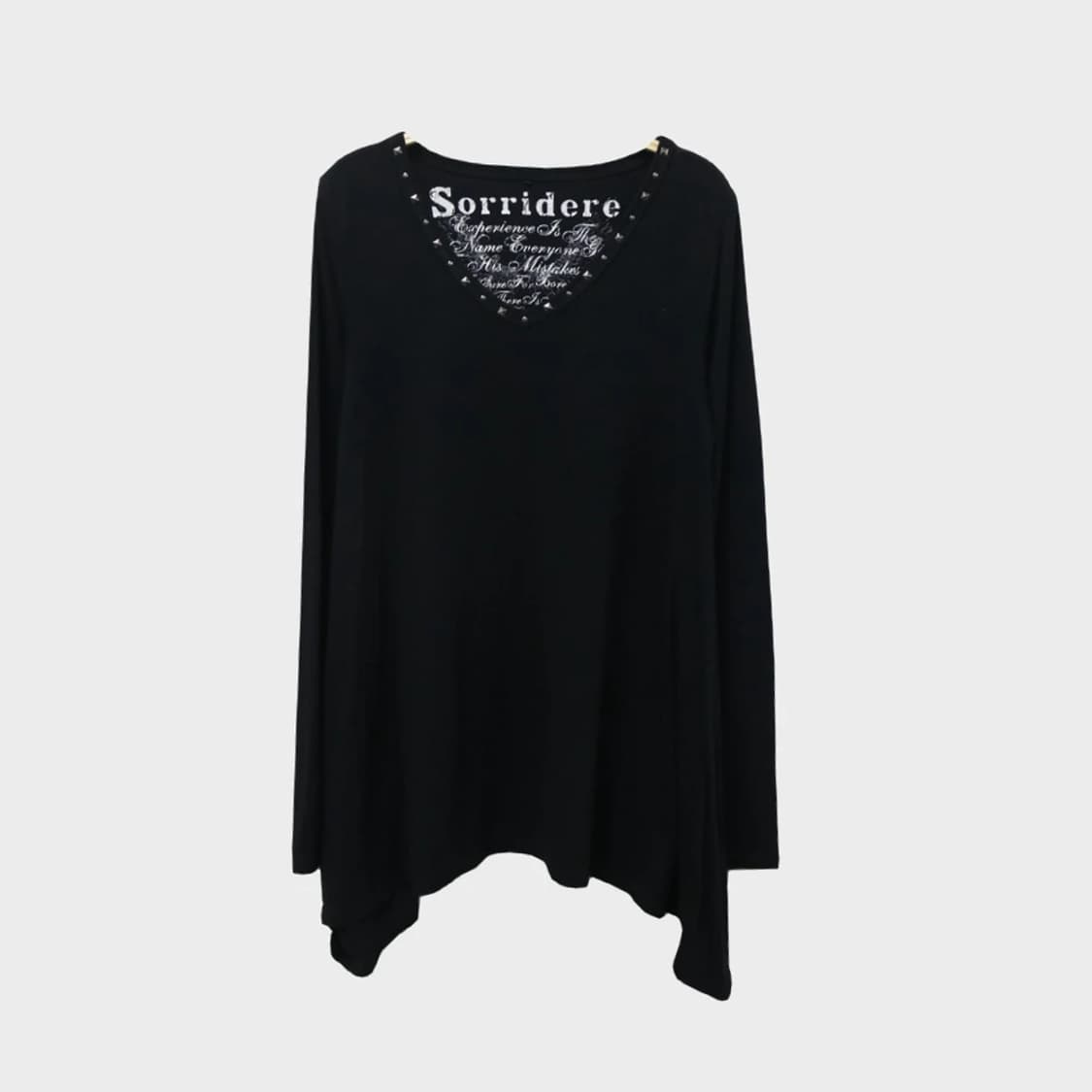 SORRIDERE  스터드 브이넥 레터링 언발 티셔츠 63601 상품이미지1