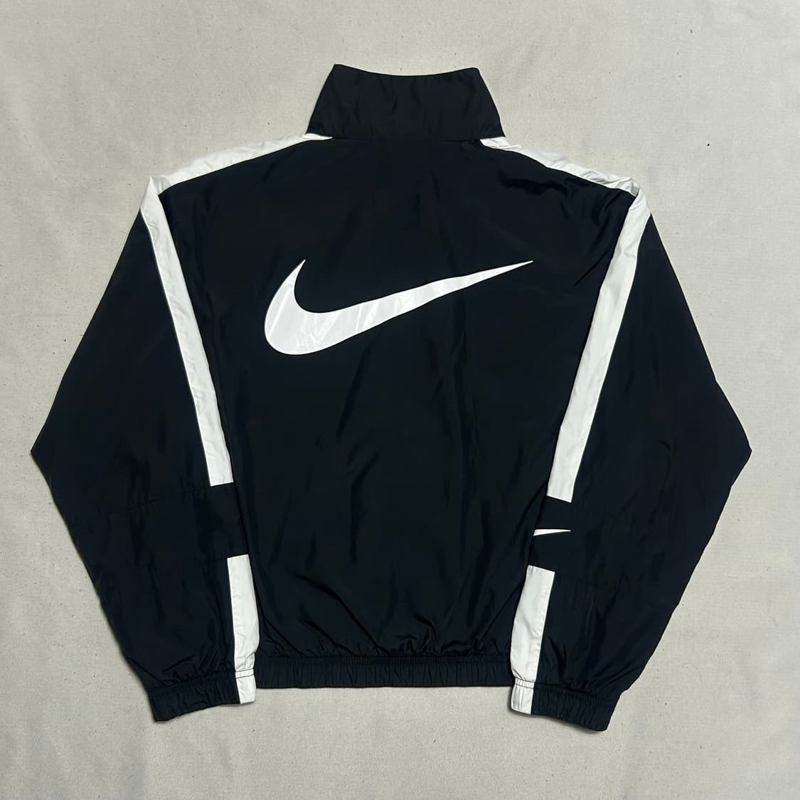 M 나이키 화이트 블랙 배색 크롭 바람막이 상품이미지3