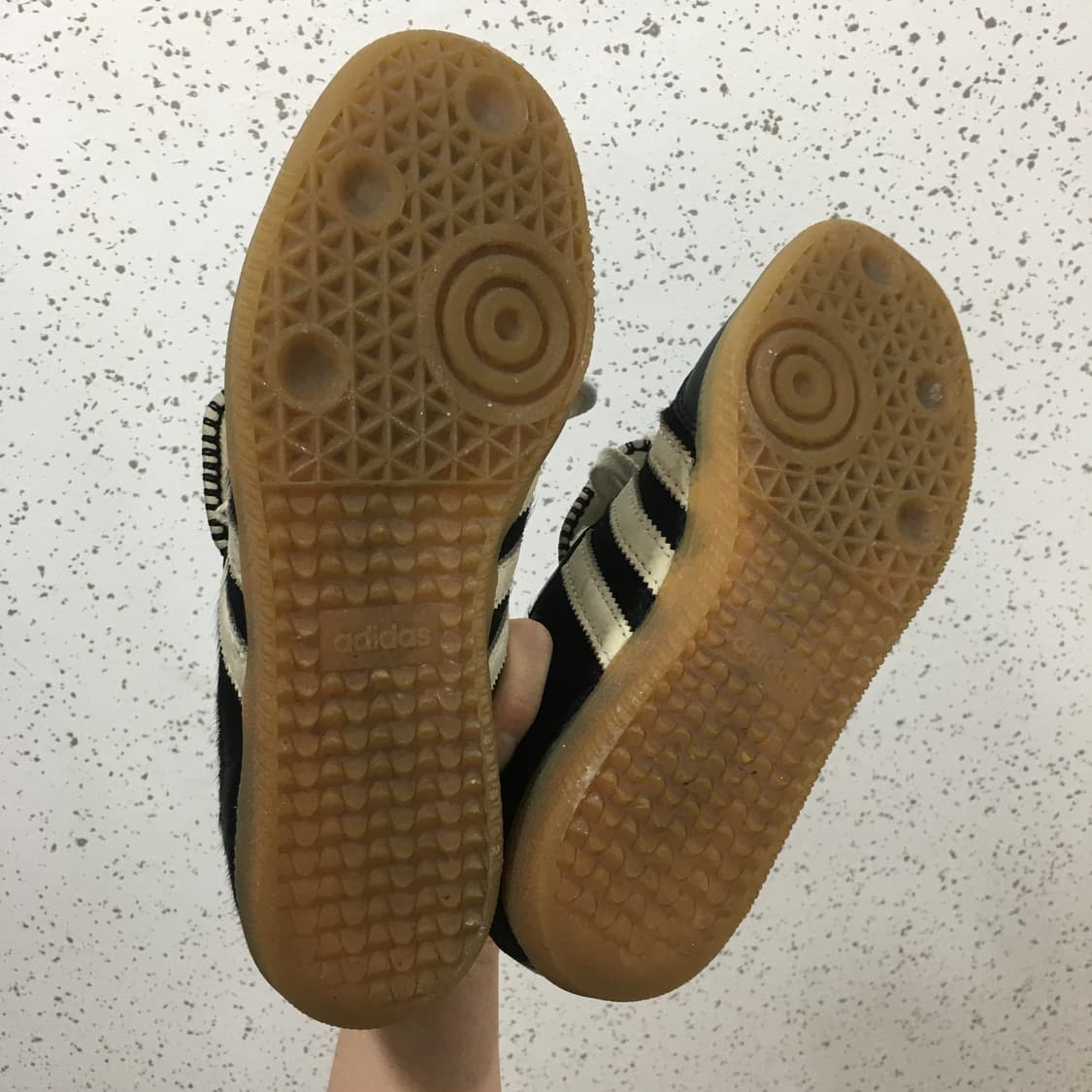 아디다스 X 웨일스보너 포니 토널 코어 블랙 크림화이트 250 상품이미지5