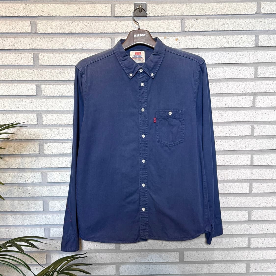 리바이스 코튼 데님 버튼다운 워크셔츠 패치포켓 디테일 블루 상품이미지1