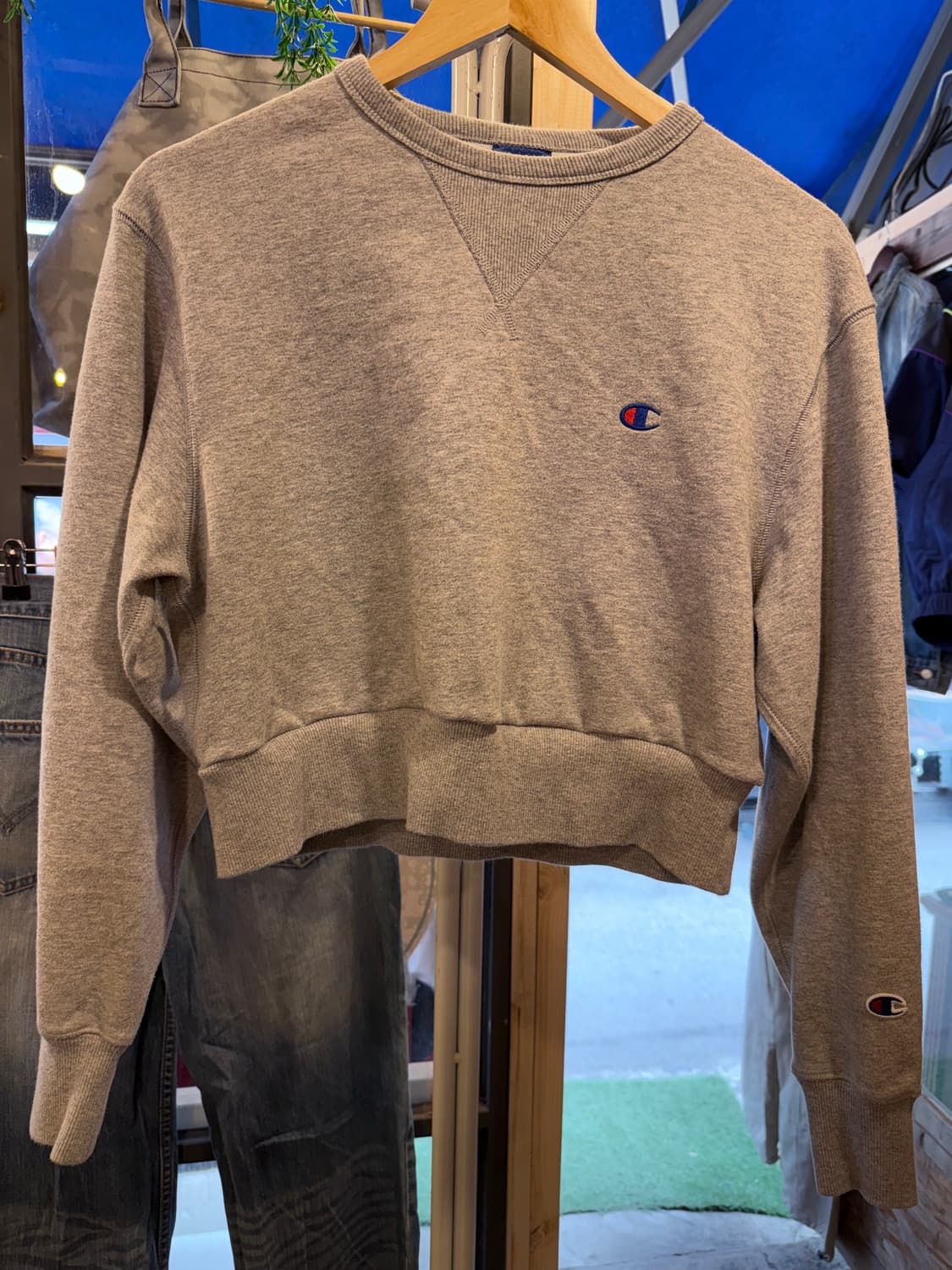 챔피온 자수로고 그레이 크롭 맨투맨 상품이미지1