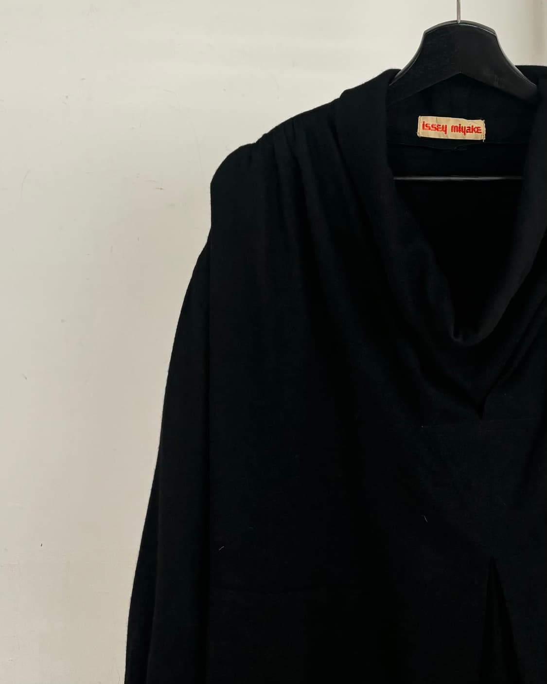 이세이 미야케 블랙 카울 넥 롱 드레스 상품이미지3