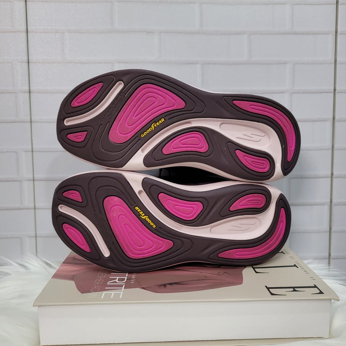 2025년 스케쳐스 맥스쿠셔닝 스니커즈 운동화 신발 230사이즈 거의새것 상품이미지8