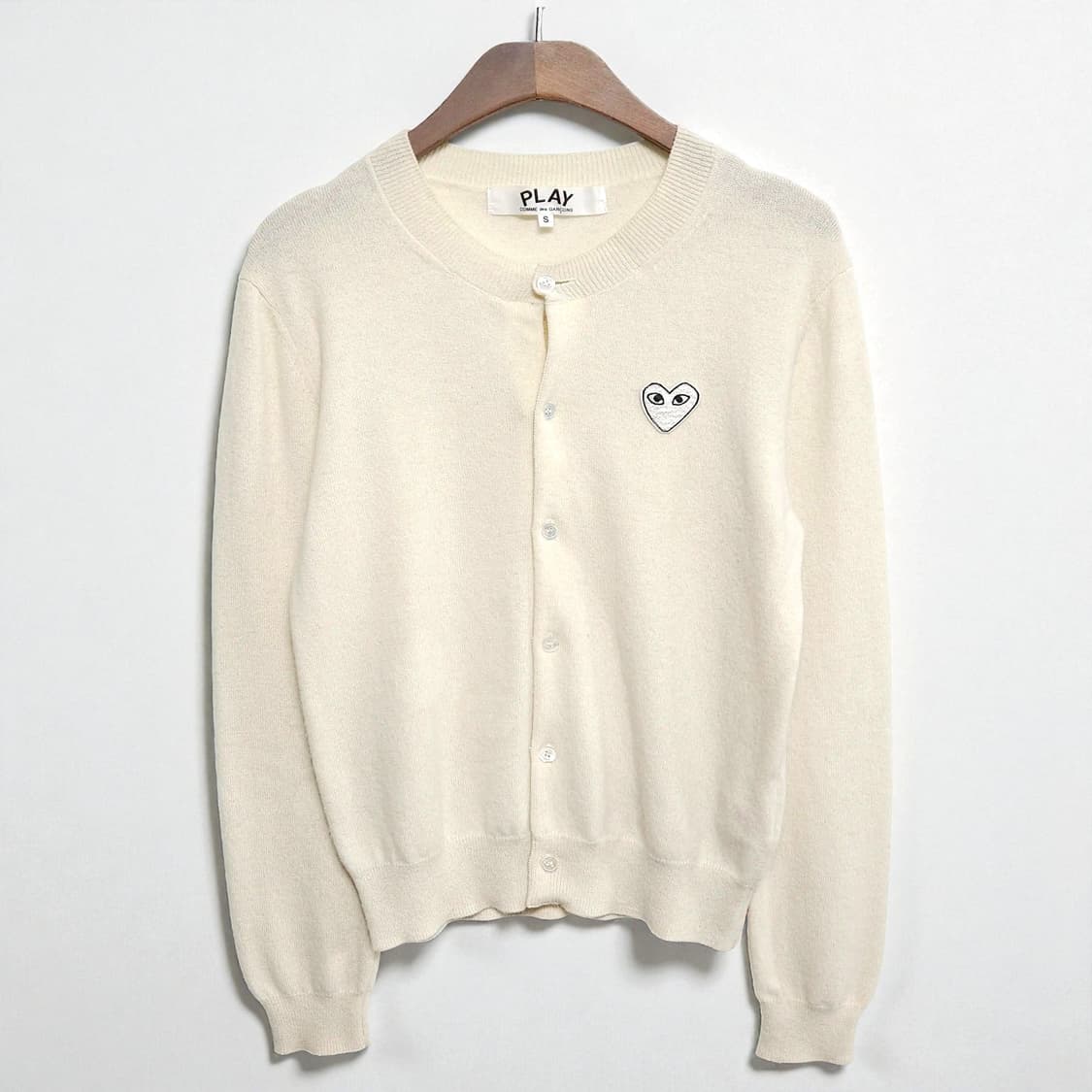 여성44~55)꼼데가르송 플레이 하트 자수 울 가디건 상품이미지1