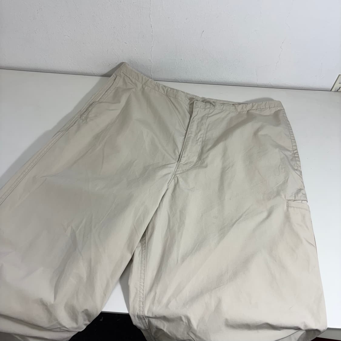 L-XL 유니클로 라이트베이지 와이드핏 파라슈트팬츠 상품이미지1