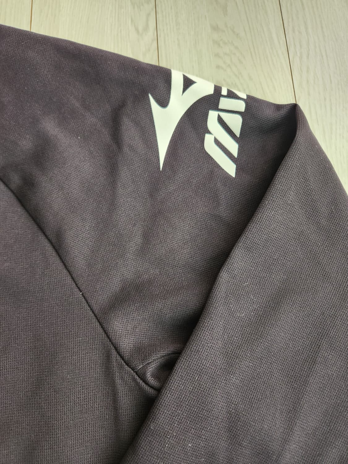 미즈노 러닝 하이브리드 긴팔 블랙 티셔츠 사이즈L

오염 하자없이 깨끗해 상품이미지4