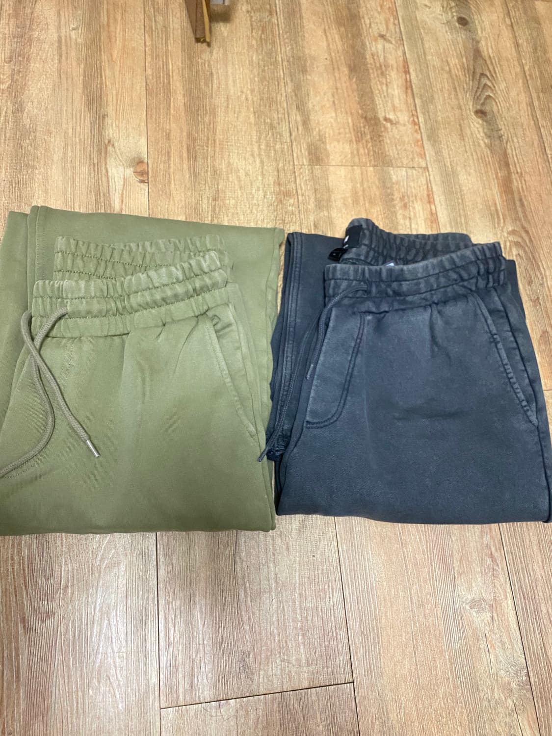 H&M 워시드 스웨트 릴렉스핏 2가지 컬러 판매합니다. 상품이미지9