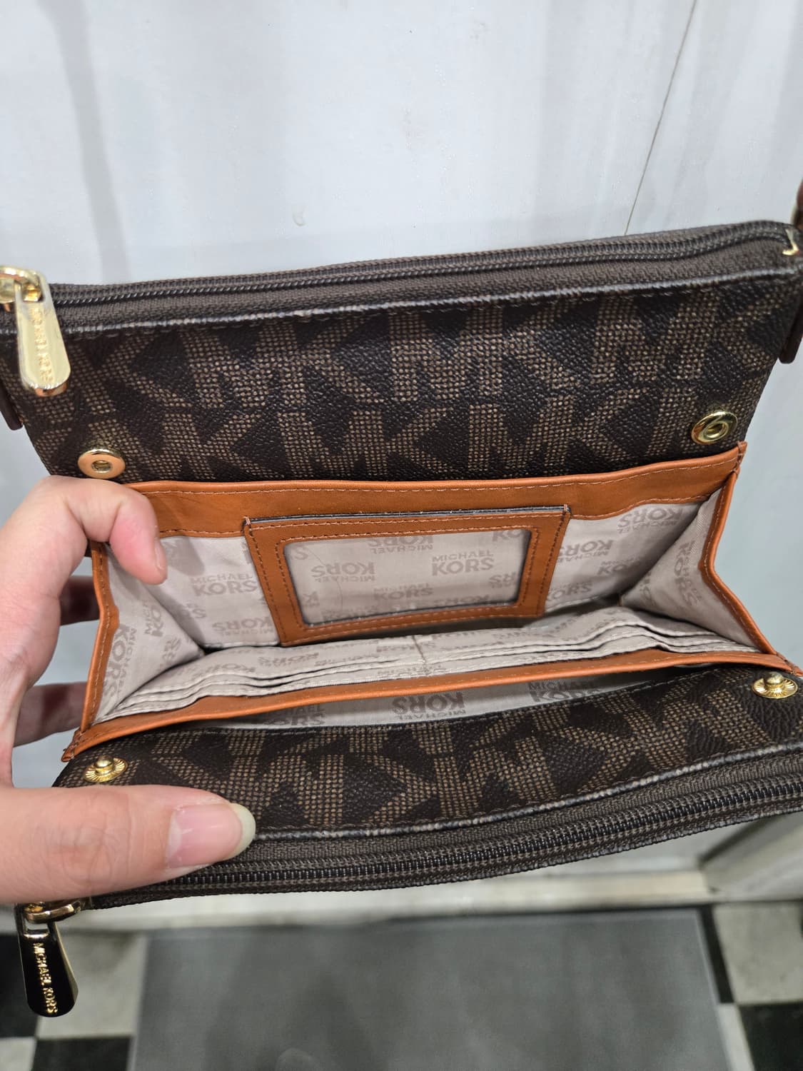 마이클코어스 크로스백! 지갑 달려있는 크로스백~ 3포켓~ 상품이미지8