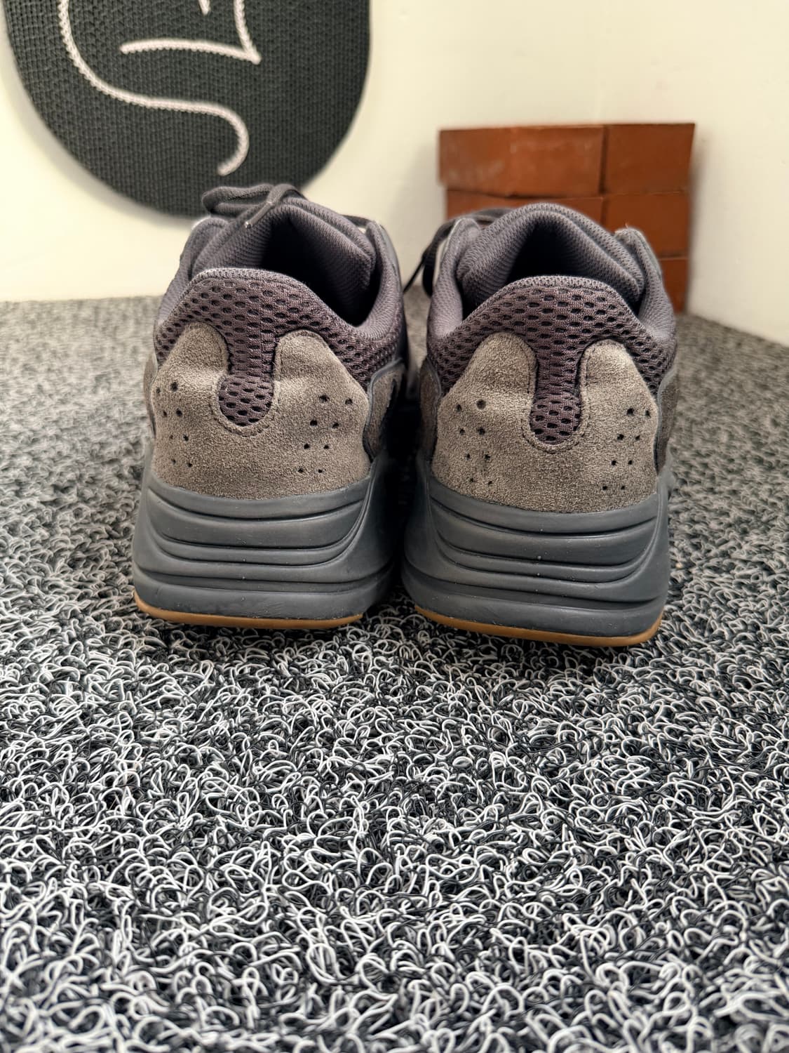 아디다스 이지 부스트 700 V2 테프라 상품이미지3