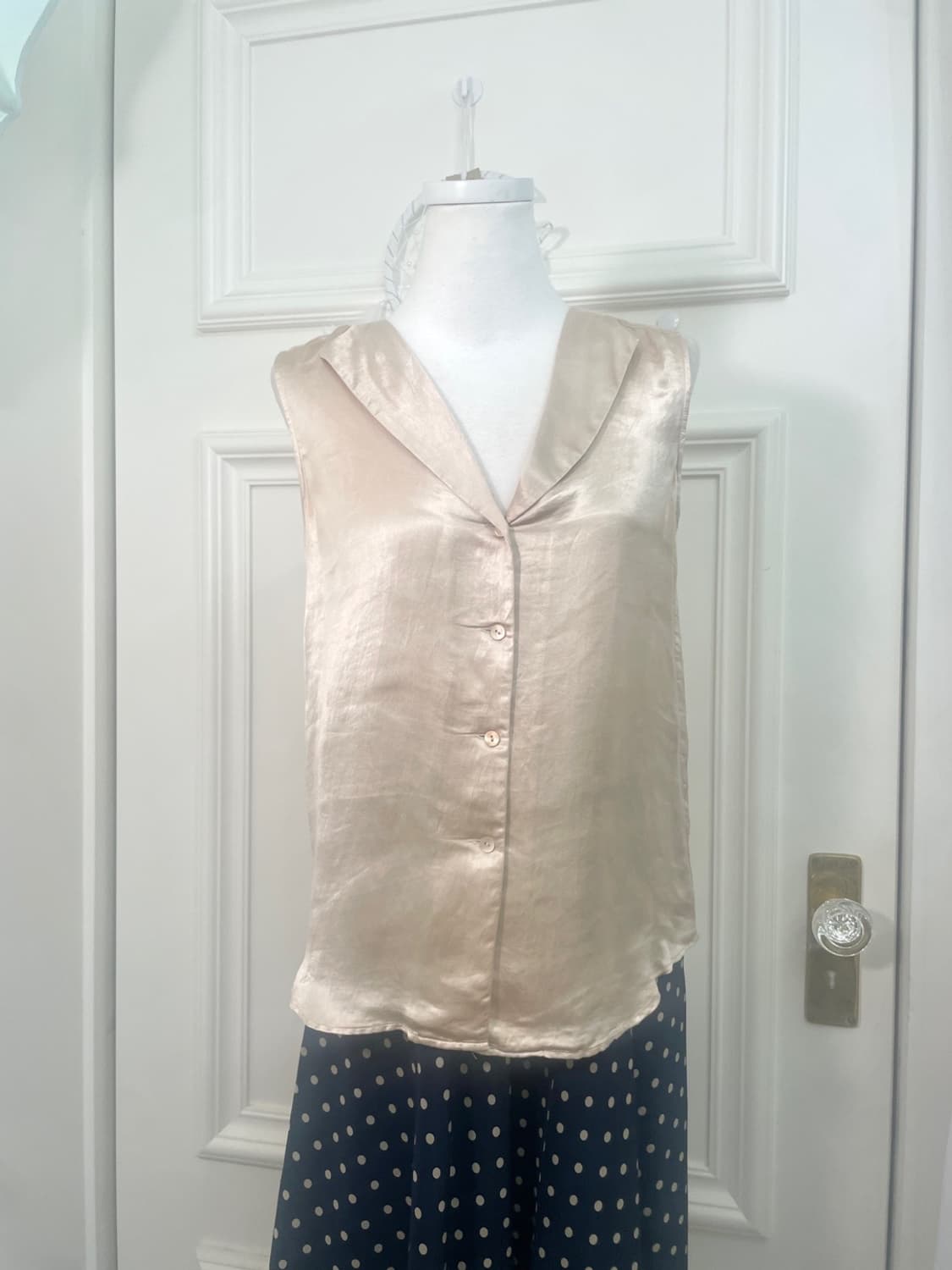 THEORY beige satin sleeveless blouse 상품이미지5