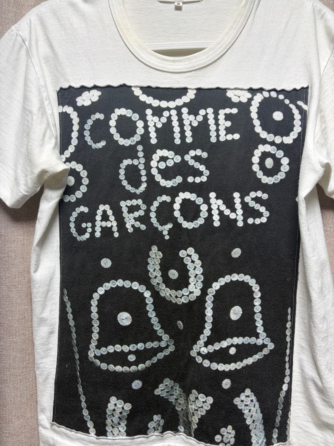 꼼데가르송 단추 그래픽 반팔 티셔츠 상품이미지2