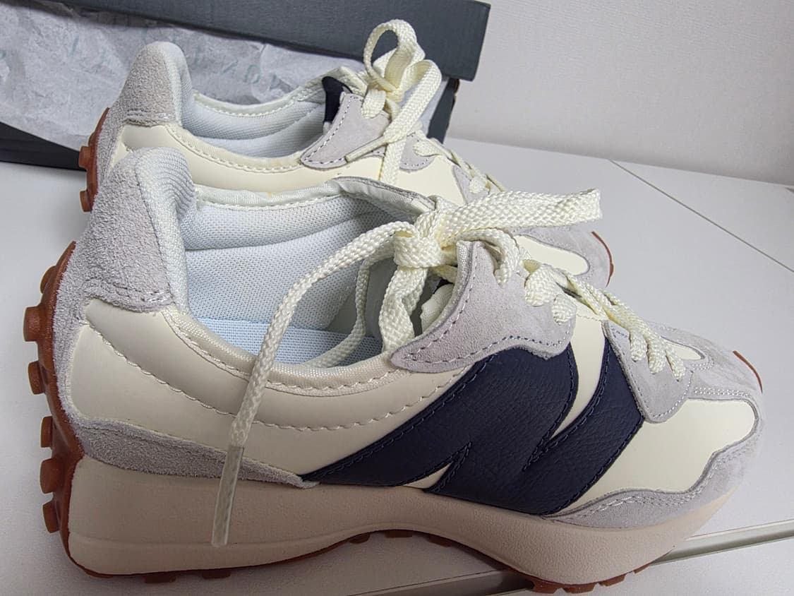 뉴발란스 327 아이보리/네이비 컬러 스니커즈 상품이미지1