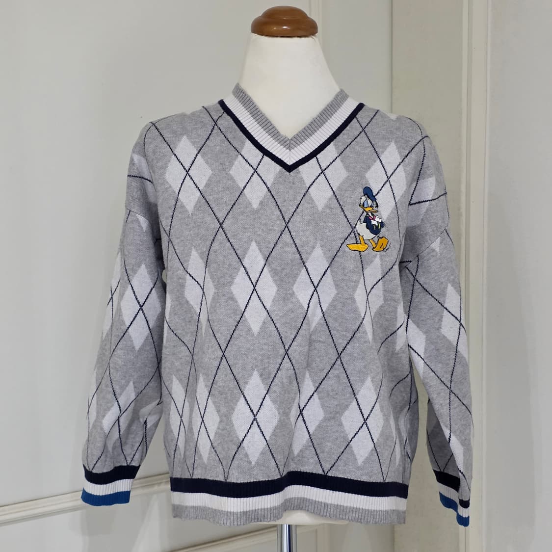 디즈니x미키마우스 도날드덕 빈티지 그레이 아가일 v넥 니트스웨터 상품이미지3