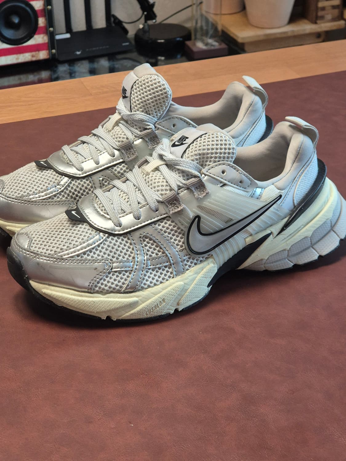 실착용2회 235 (6.5us) 정품 나이키V2K런 서밋 런닝화  상품이미지3