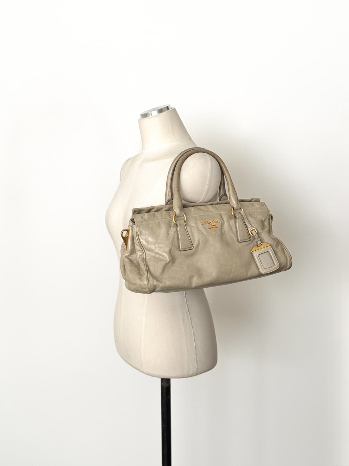 프라다 비텔로 샤인 레더 이스트웨스트 토트백 상품이미지2