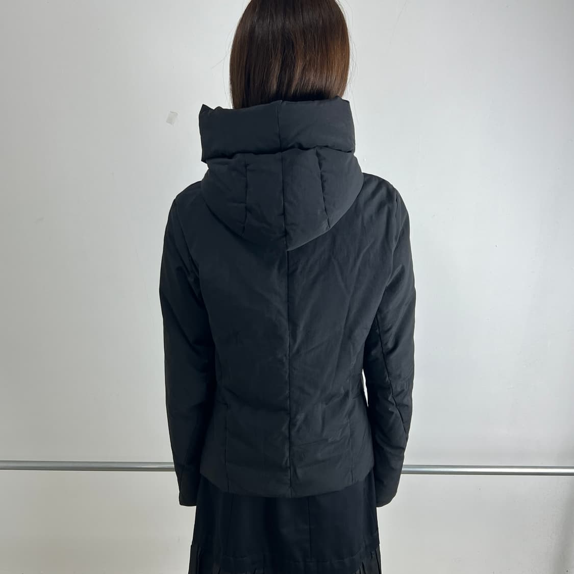 The Viridi Anne 비대칭 하이넥 후드 다운 자켓 상품이미지3