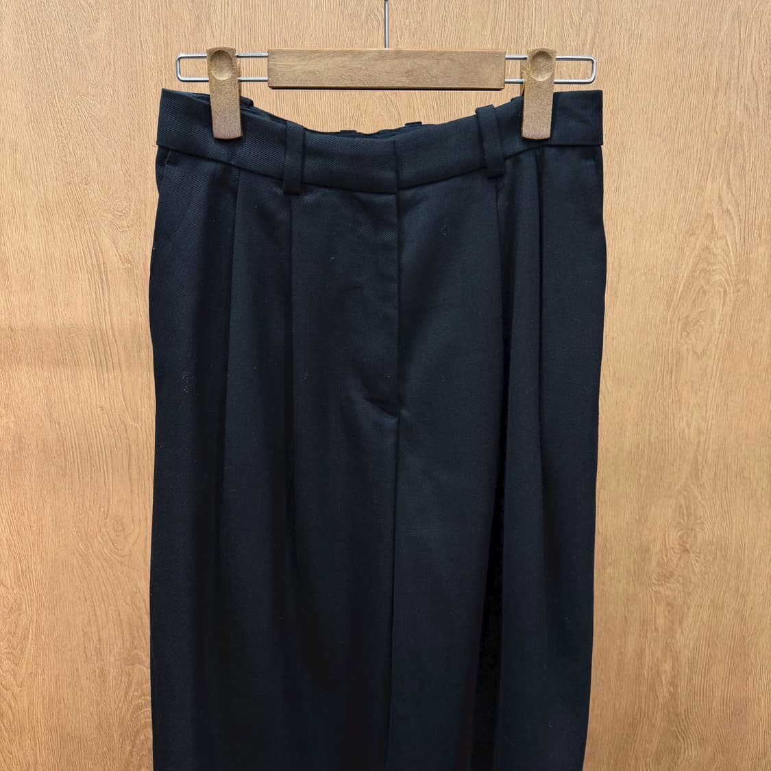 코스 테이퍼드 슬랙스 사이드 후면 히든 포켓 허리 벨트 루프 디테일 블랙 상품이미지4