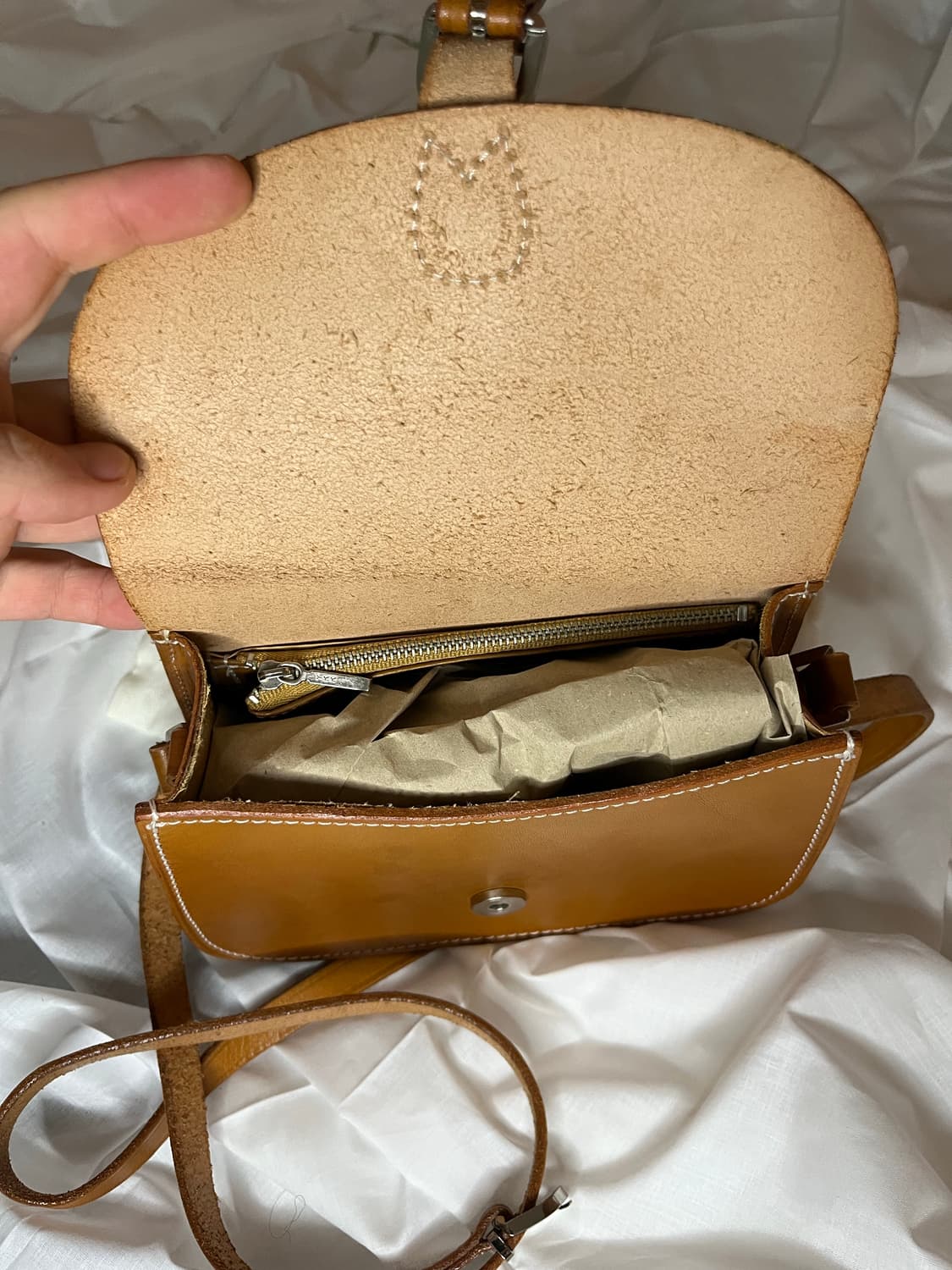 꾸레쥬 레더 숄더백 (탠 브라운) 상품이미지4