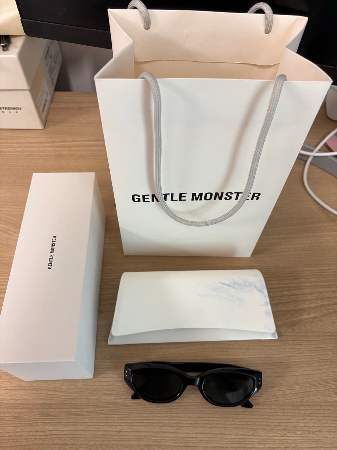 젠틀몬스터 로코코 01 블랙 (풀박스) 상품이미지3