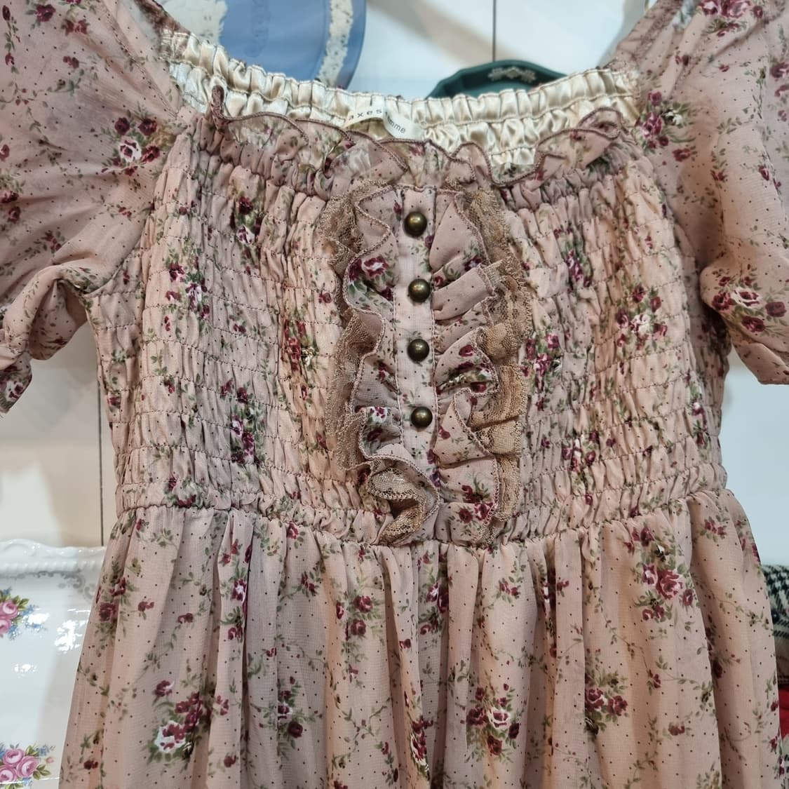 엑시즈팜(axes femme) 로즈 플라워 셔링 스모크 오프숄더 원피스 상품이미지2