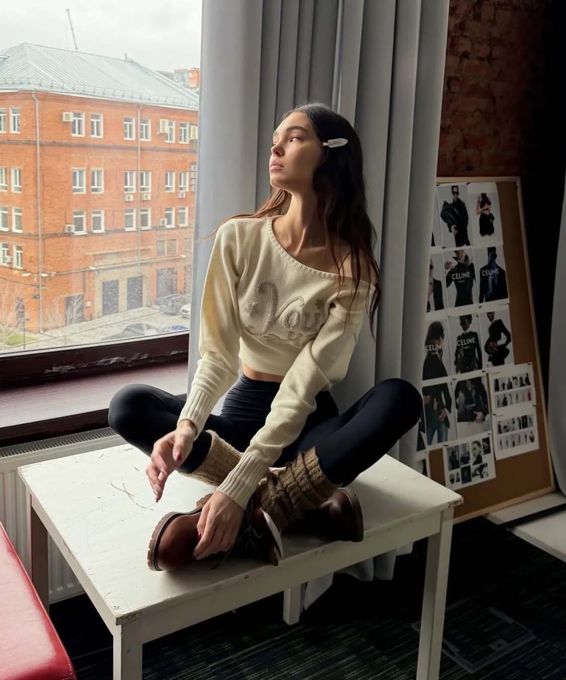 유희 솔로지옥 김고은 오프숄더 니트 아이보리 팝니다! (착용 1회) 상품이미지5