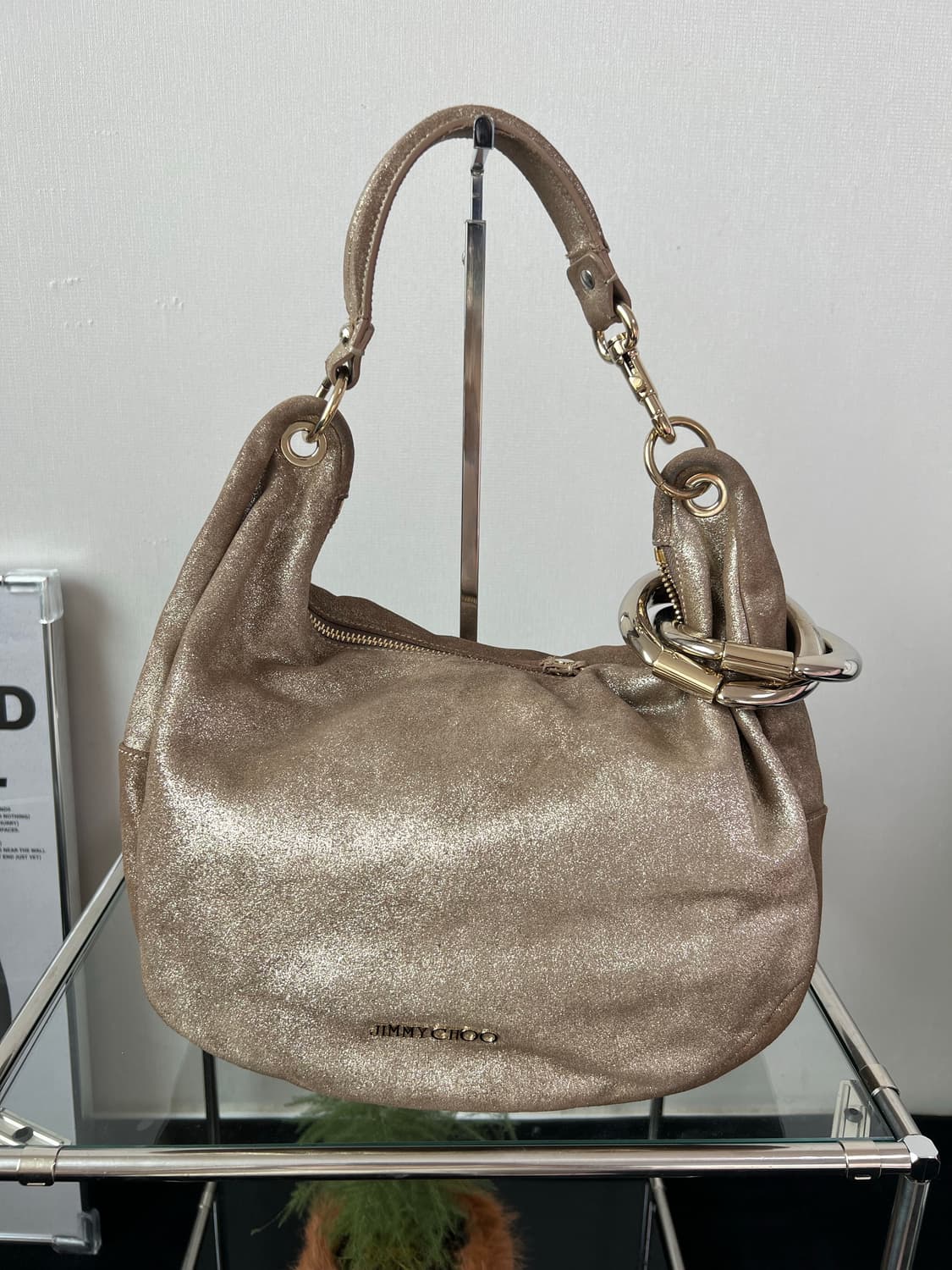 지미추 메탈릭 베이지 스웨이드 솔라 호보백 상품이미지4