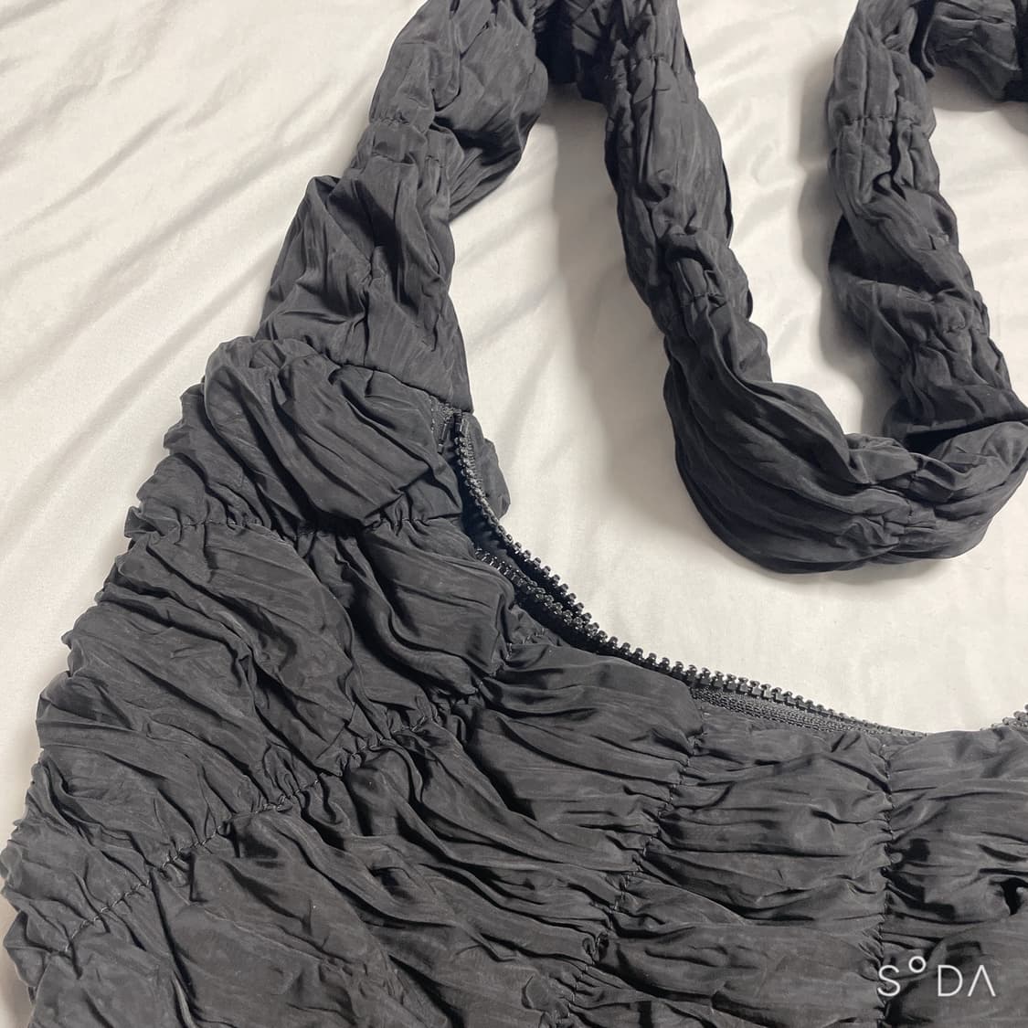 코스 셔링 숄더 크로스백 블랙 상품이미지3