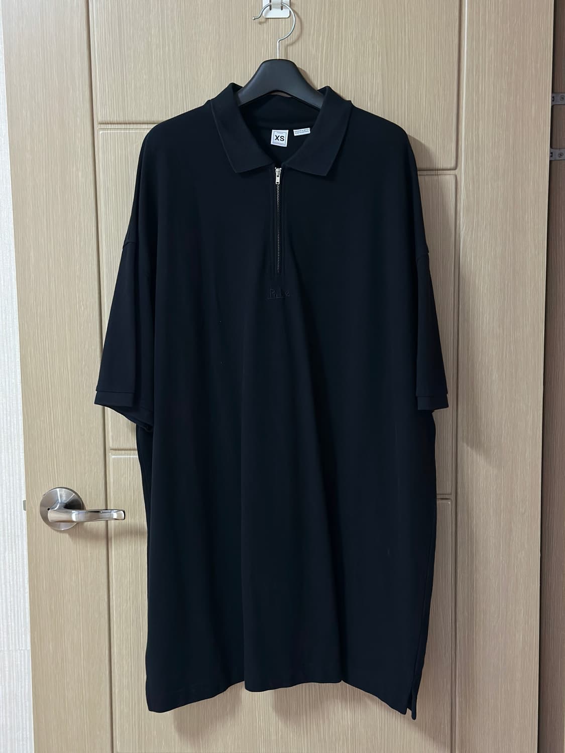 랜덤아이덴티티 블랙 컷아웃 폴로 셔츠 상품이미지2