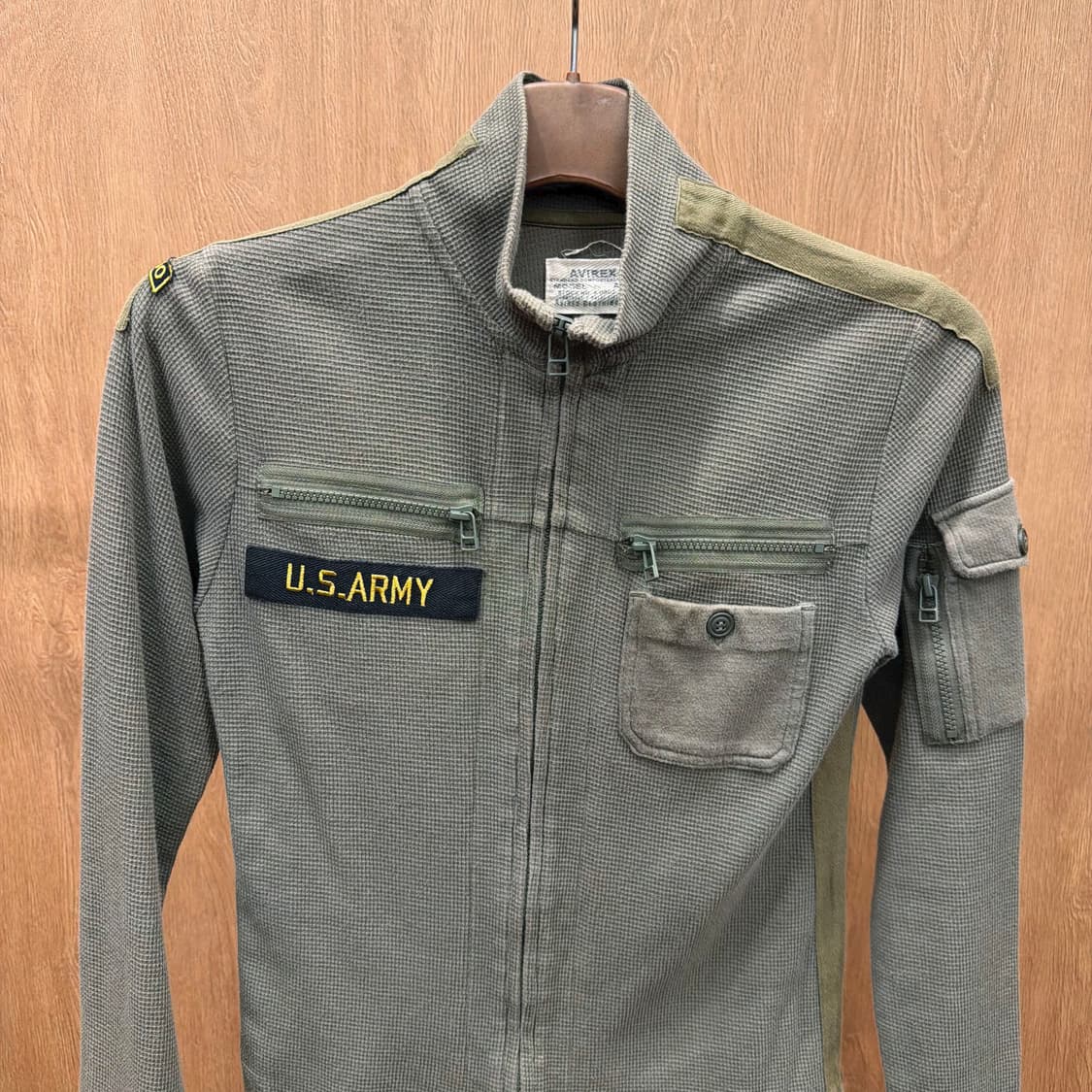 아비렉스 니트 집업 자수 패치 슬리브 지퍼 포켓 디테일 슬림핏 카키 상품이미지4