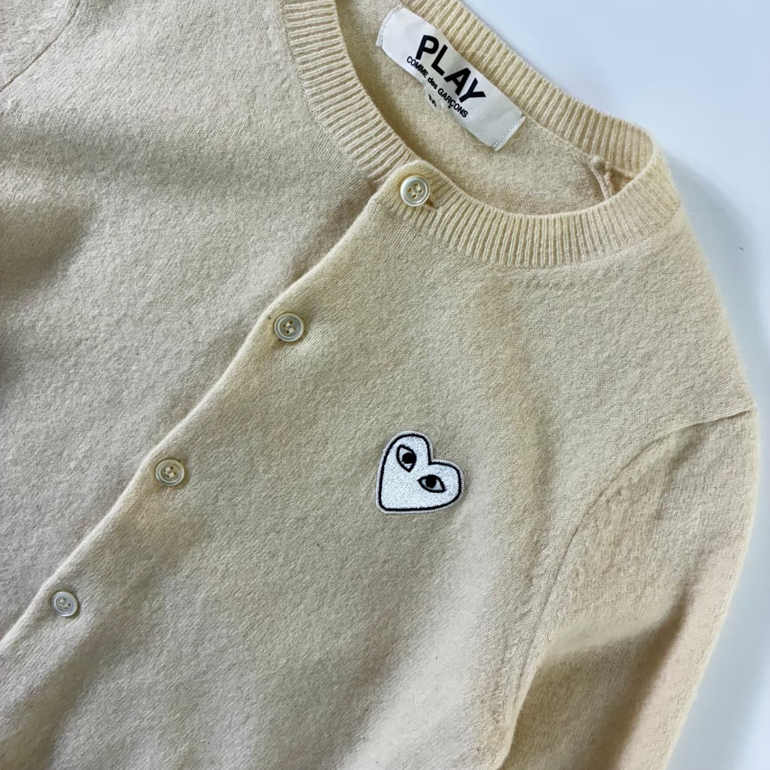 COMME des GARCONS  꼼데가르송 화이트와펜 아이보리 울가디건 상품이미지3