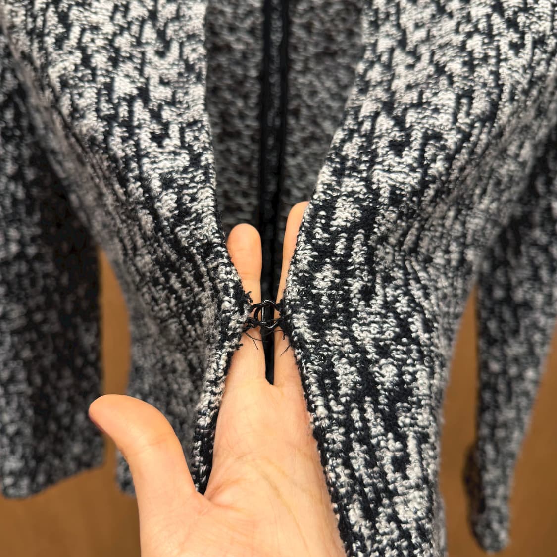 띠어리 럭스 슬림핏 노카라 자켓 트위드 텍스처 원단 디테일 블랙 화이트 상품이미지6