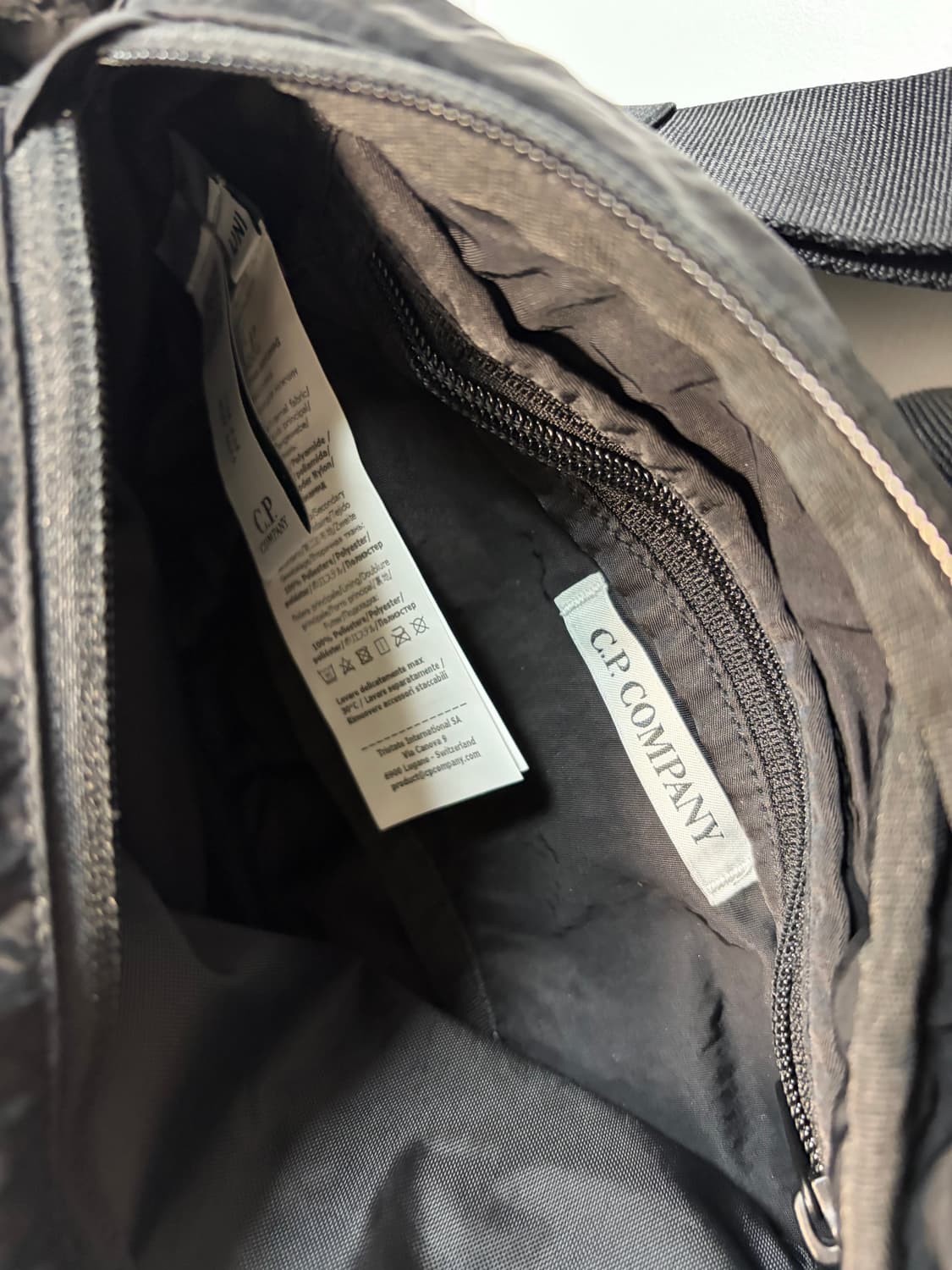 cp컴퍼니 크로스백 상품이미지3