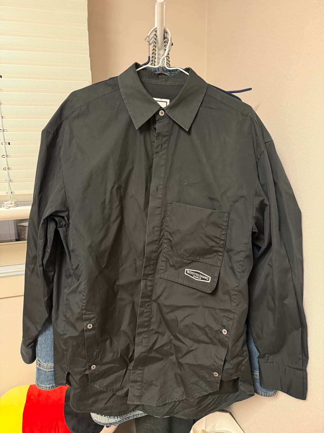 우영미 백로고 셔츠 블랙 46 105 상품이미지1