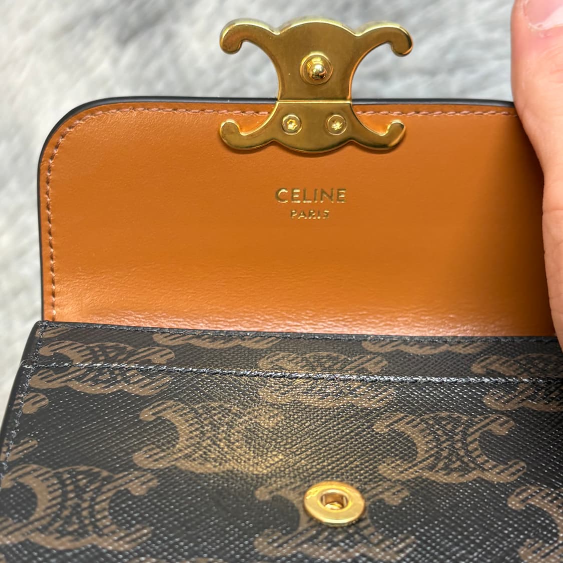 셀린느 트리옹프 플랩 카드지갑 블랙탄 상품이미지3