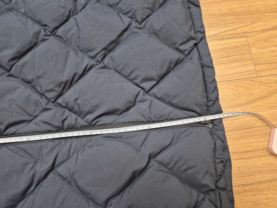 아디다스 여성 롱 봄버 패딩 L사이즈입니다. 엉덩이 덮는 기장이고, 얇은 상품이미지3