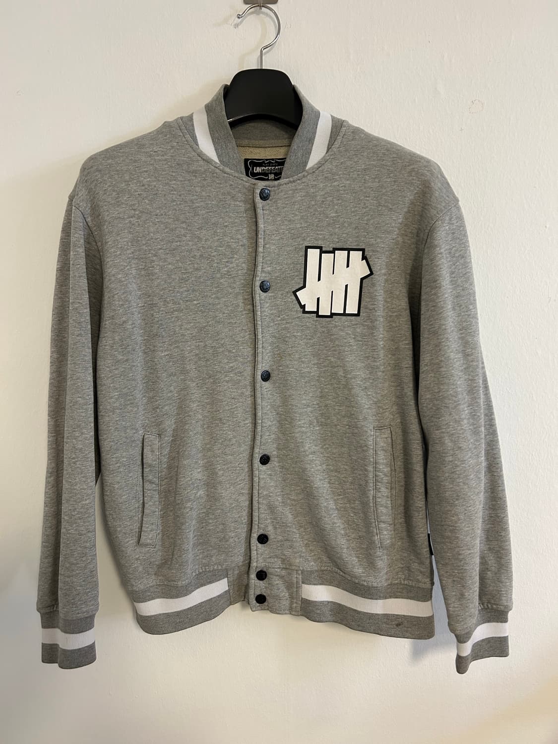 UNDEFEATED 로고 포인트 스냅 바시티 자켓 상품이미지1