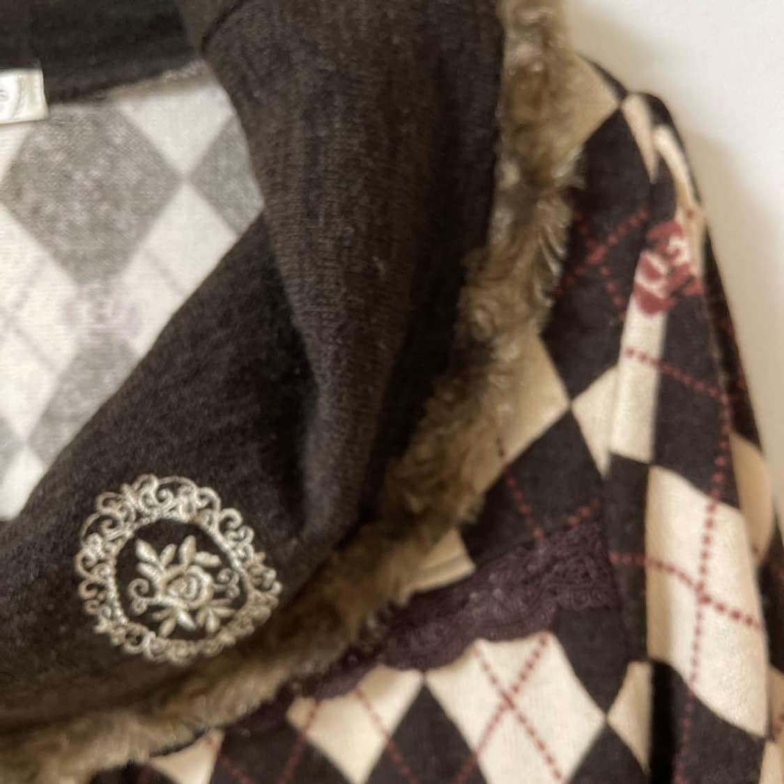 엑시즈팜 대대장 딸기초코체크 니트 라떼갸루 상품이미지6