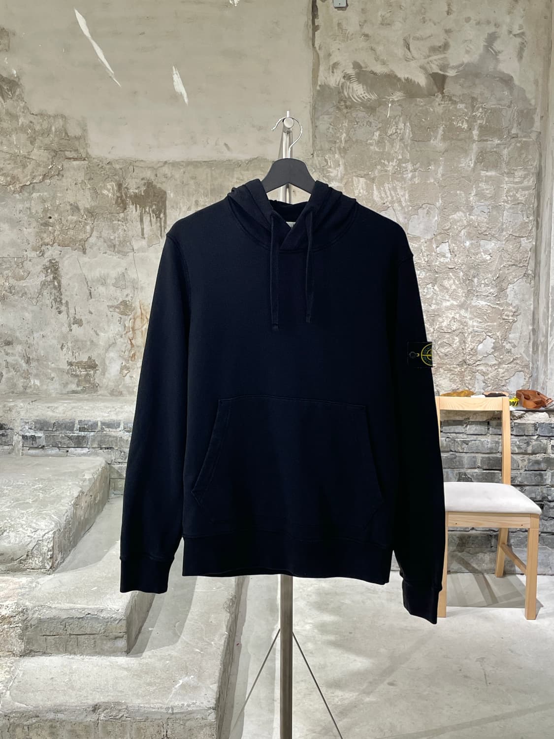 스톤 아일랜드 블랙 캥거루 포켓 와펜 후디 상품이미지1