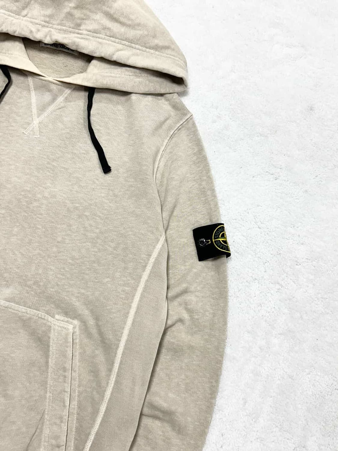 스톤아일랜드 베이지 피그먼트 와펜 후드 상품이미지6