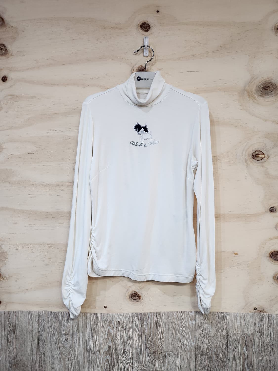 210) 블랙앤화이트 목폴라 티 상품이미지1