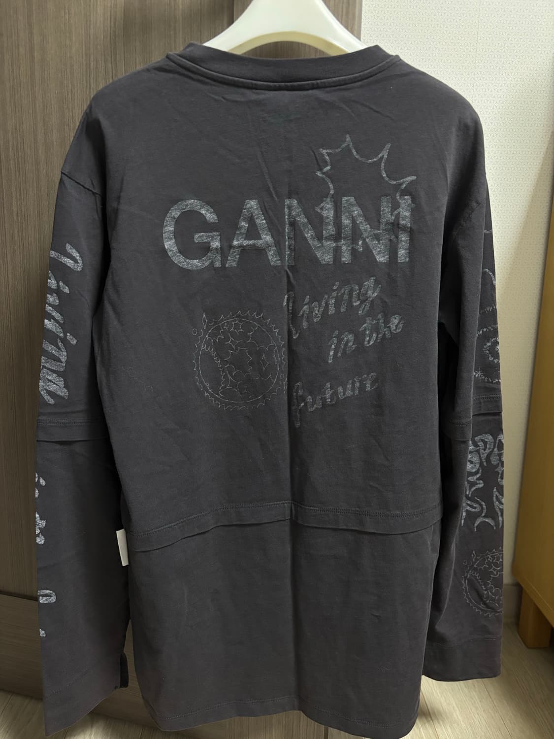 가니 ganni 그래픽 롱슬리브 상품이미지1