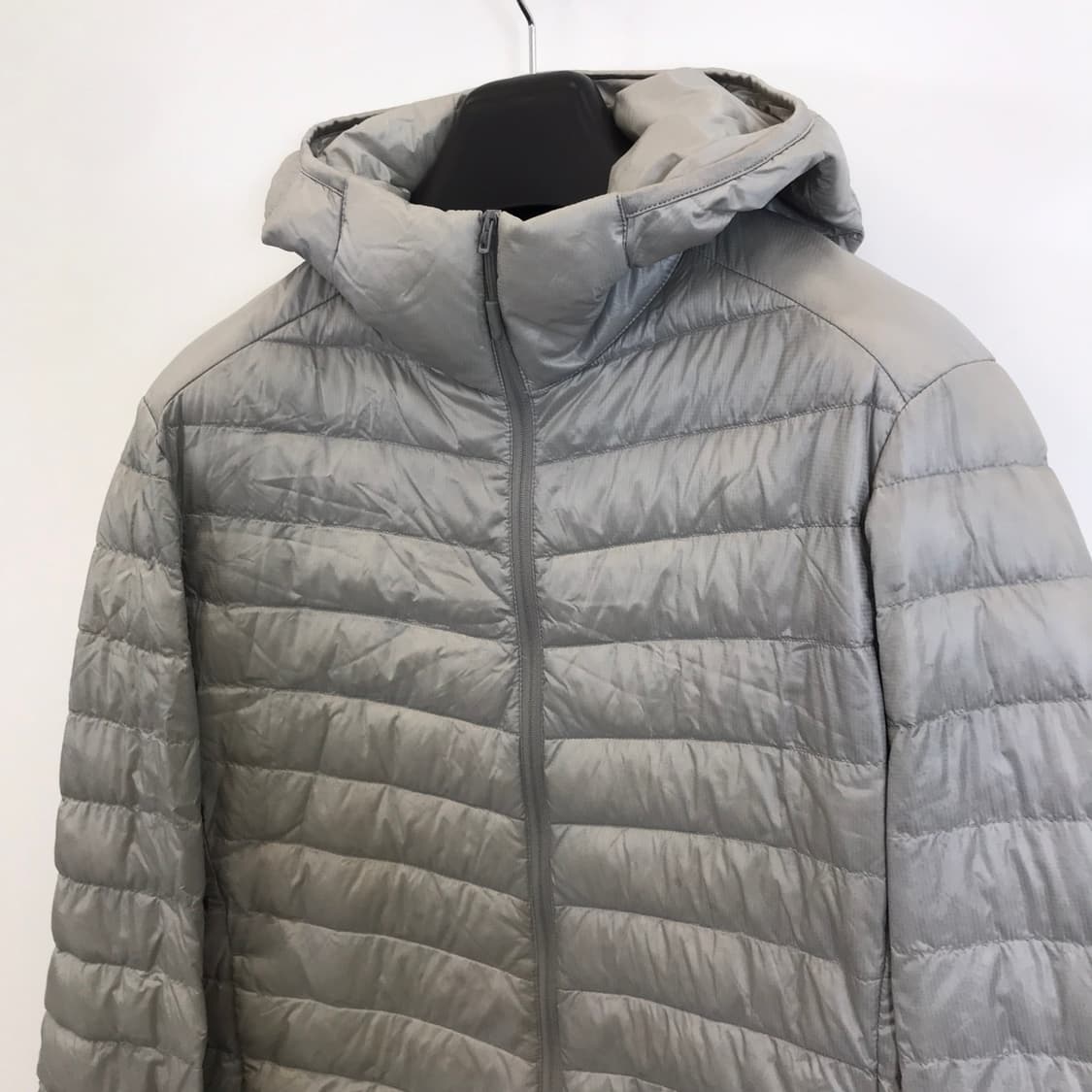 유니클로 실버 울트라라이트다운 후드패딩 [M] 상품이미지2