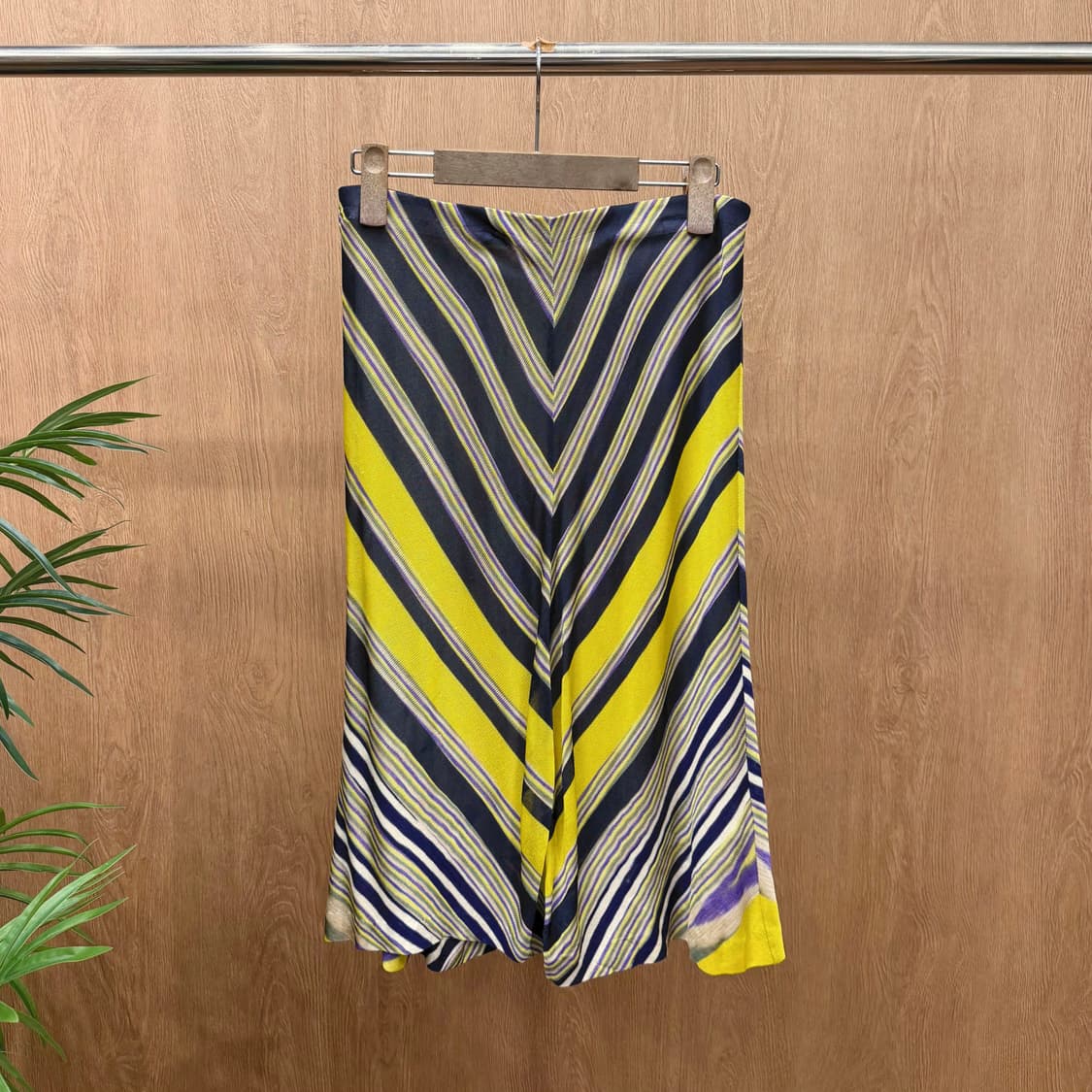 미쏘니 H라인 미디 스커트 스트라이프 세미 플레어 디테일 네이비 옐로우 상품이미지1