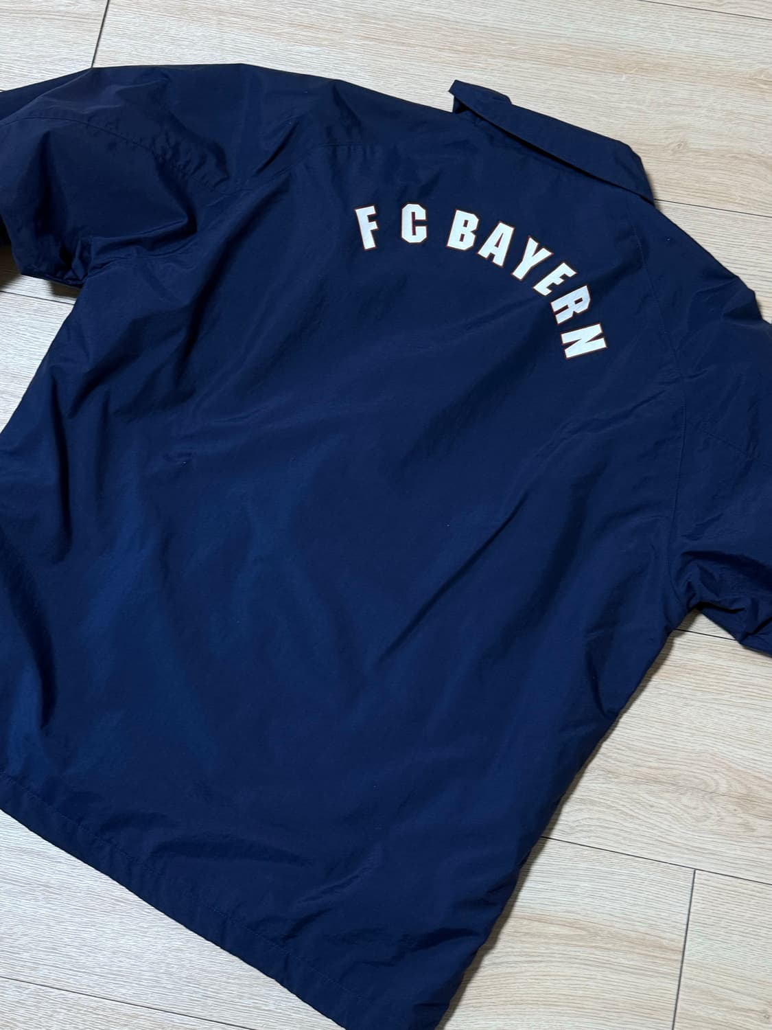 아디다스 FC 바이에른 뮌헨 코치 자켓 상품이미지2