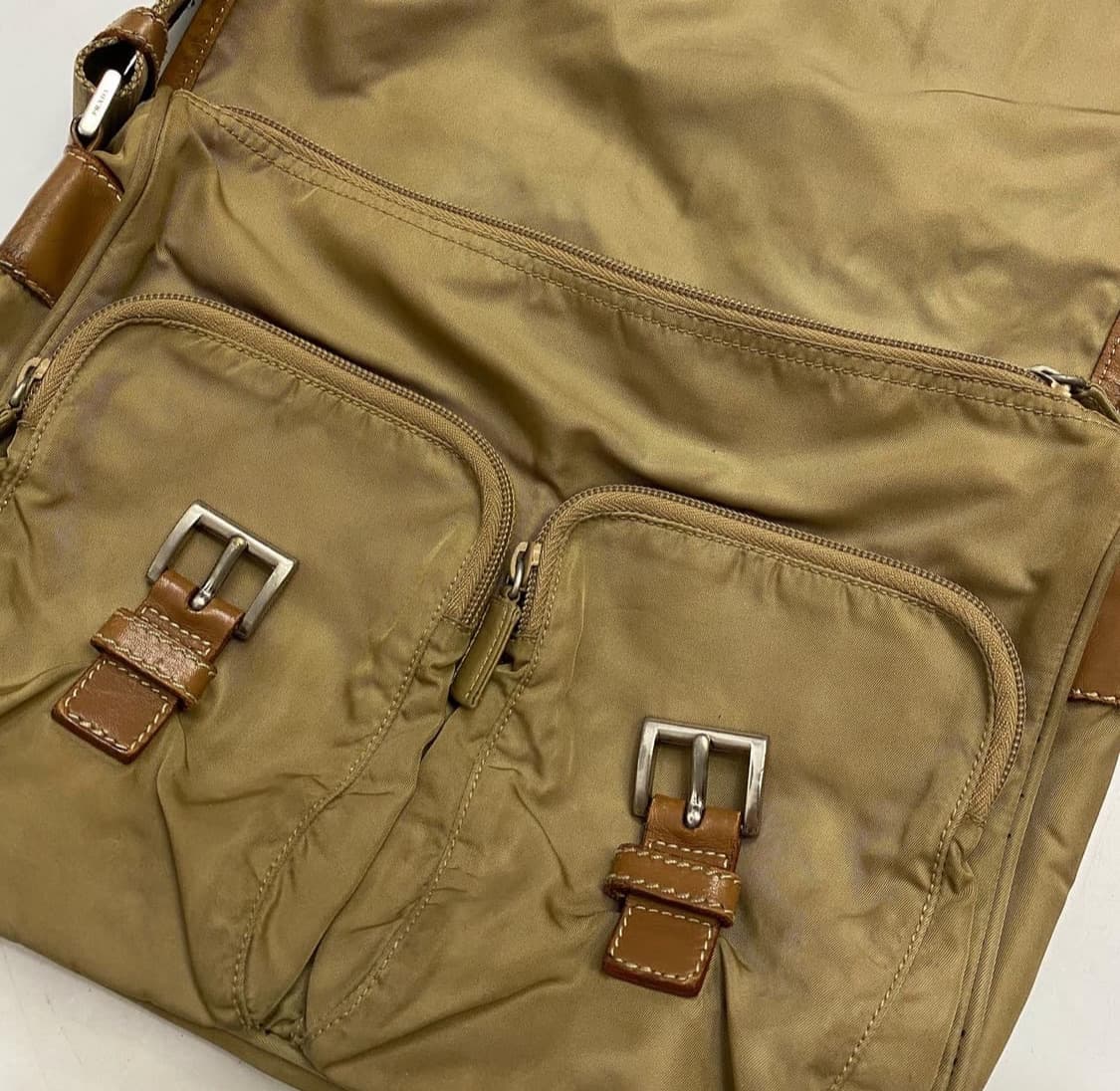 프라다 포코노 버클 크로스백 상품이미지4