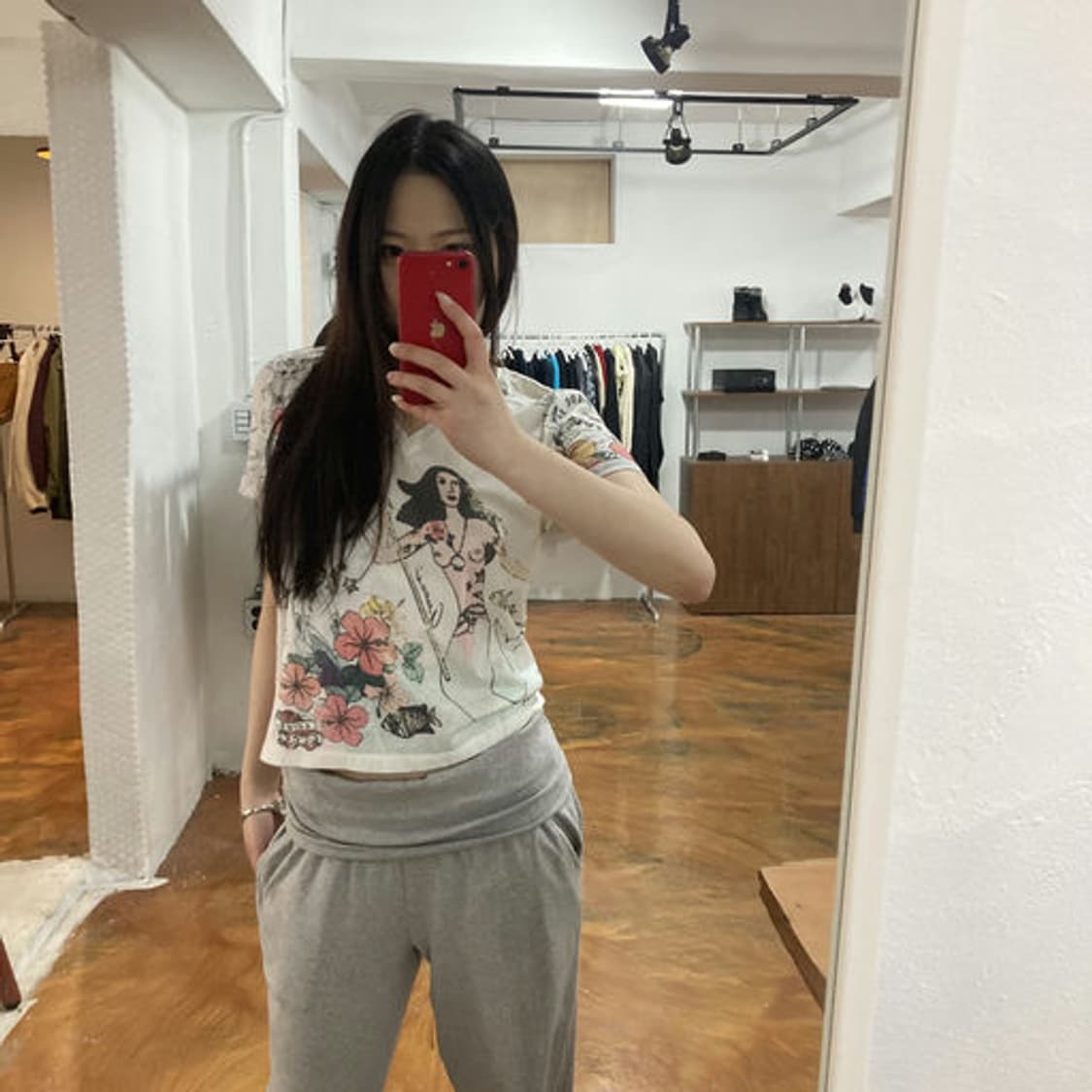 구찌(Gucci) 시그니처 그래픽 프린팅 브이넥 반팔 티셔츠 상품이미지7