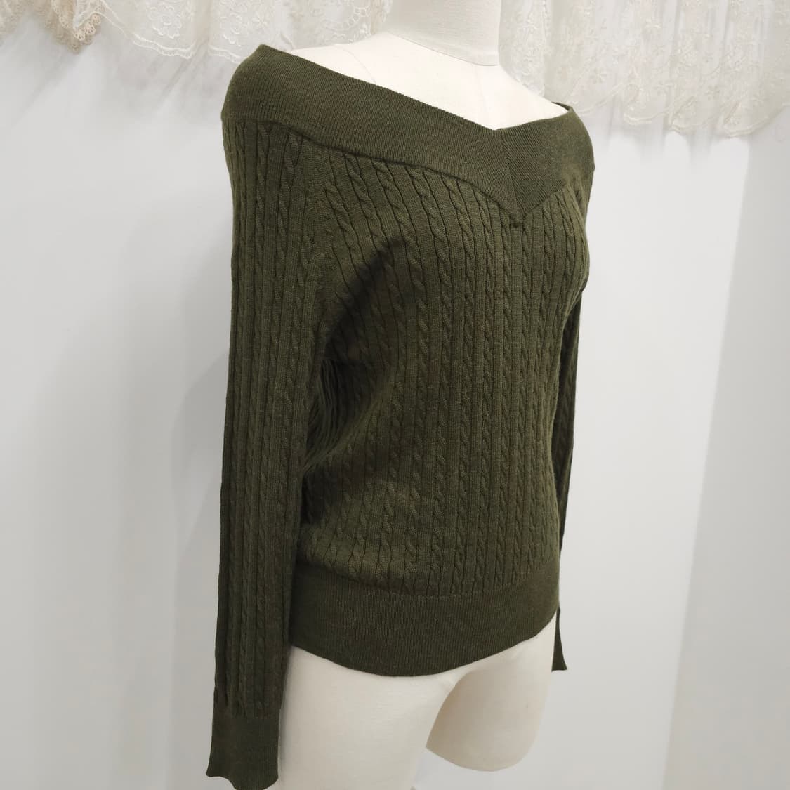 카키 오프숄더 꽈베기 니트 상품이미지2