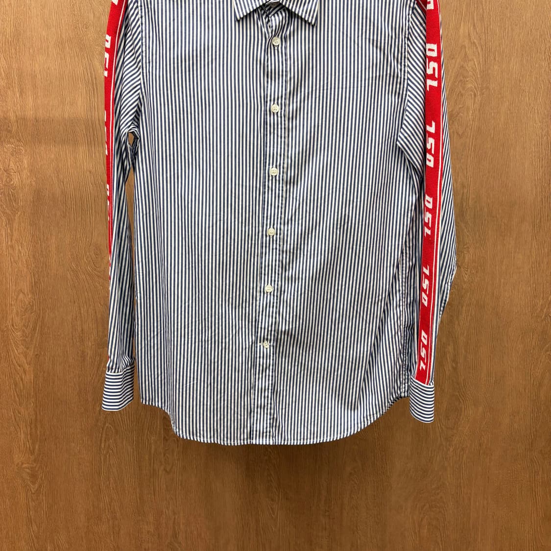 디젤 코튼 긴팔 셔츠 스트라이프 패턴 레드 로고 테이프 자수 디테일 블루 상품이미지5